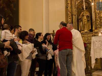 Intorno all'altare, disposti su due file, una ventina di beb� in braccio alle loro mamme stanno ricevendo una particolare benedizione dedicata proprio ai neonati, prima ancora che ricevano il Battesimo